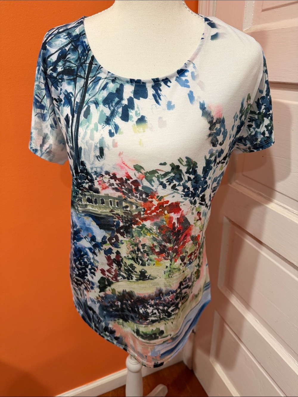 Chico's White Scoop Neck Short Sleeve Top with Blue & Multicolor Garden Print